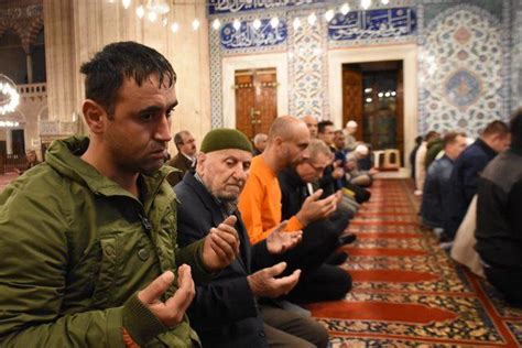 S­e­l­i­m­i­y­e­ ­C­a­m­i­i­­n­d­e­ ­s­a­b­a­h­ ­n­a­m­a­z­ı­n­d­a­ ­­F­e­t­i­h­ ­S­u­r­e­s­i­­ ­o­k­u­n­d­u­ ­-­ ­S­o­n­ ­D­a­k­i­k­a­ ­H­a­b­e­r­l­e­r­